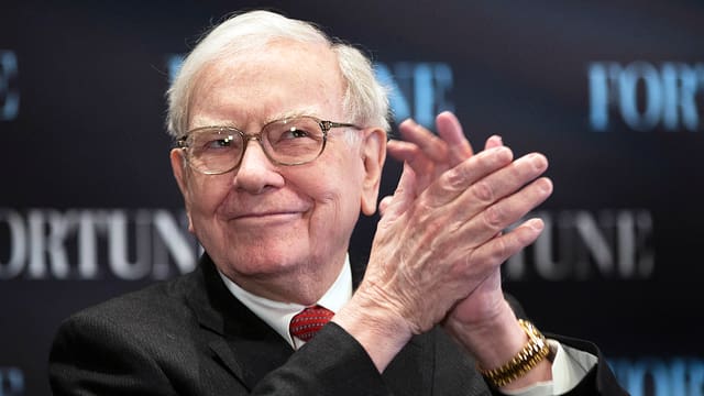 Warren Buffett lächelt und klatscht in die Hände Warren Buffett lächelt und klatscht in die Hände