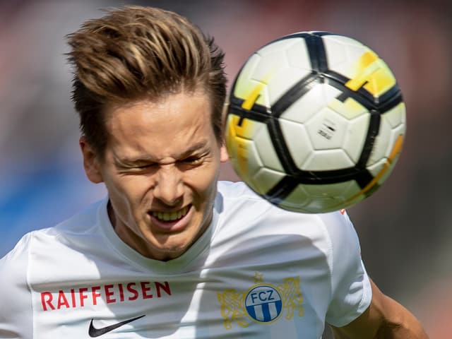 Cédric Brunner versucht sich mit geschlossenen Augen beim Kopfball. Cédric Brunner versucht sich mit geschlossenen Augen beim Kopfball.