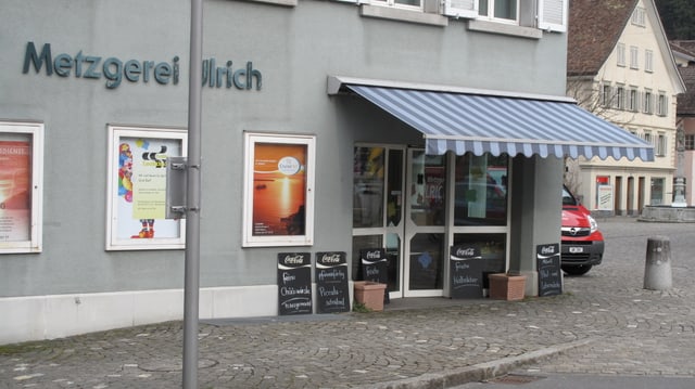 Ein altes Haus mit einem Laden (Metzgerei), davor Kopfsteinpflaster. Ein altes Haus mit einem Laden (Metzgerei), davor Kopfsteinpflaster.