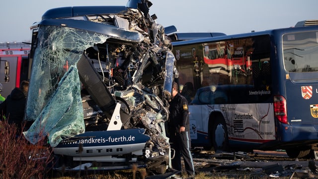 Polizist neben Buswrack Polizist neben Buswrack