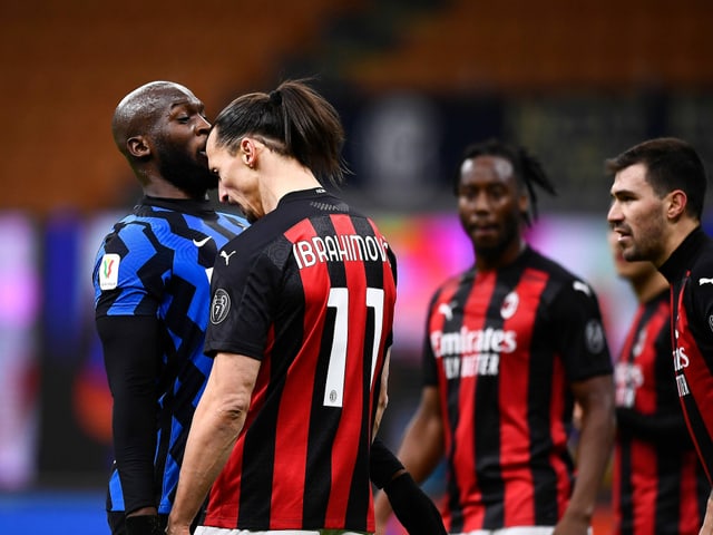 Romelu Lukaku und Zlatan Ibrahimovic kriegen sich in die Wolle. Romelu Lukaku und Zlatan Ibrahimovic kriegen sich in die Wolle.
