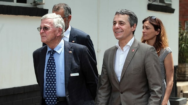 Aussenminister Ignazio Cassis (r.) besucht Ruedi Lüthy in dessen Klinik in Harare (Januar 2019). Aussenminister Ignazio Cassis (r.) besucht Ruedi Lüthy in dessen Klinik in Harare (Januar 2019).