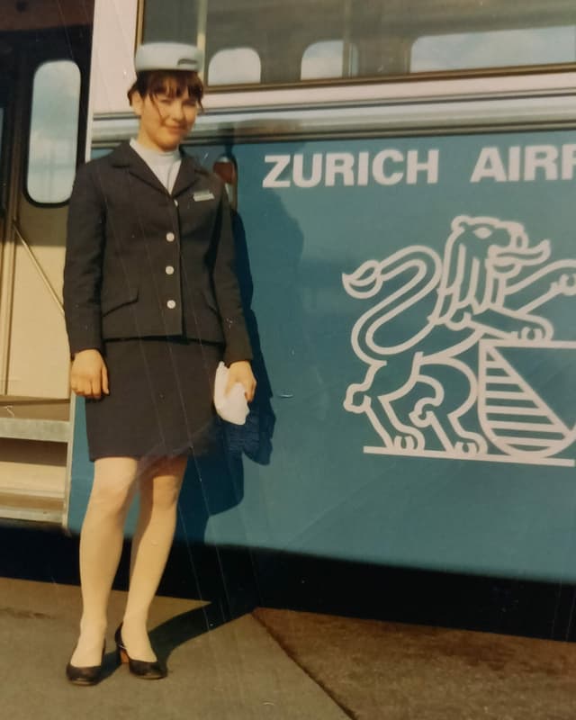 Frau vor Bus