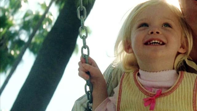 kleines Mädchen auf Schaukel kleines Mädchen auf Schaukel