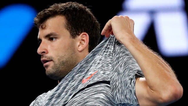 Grigor Dimitrov zupft sich am Leibchen. Grigor Dimitrov zupft sich am Leibchen.