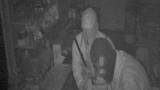 Ein verpixeltes Bild mit zwei maskierten Männern - schwarz-weiss. Ein verpixeltes Bild mit zwei maskierten Männern - schwarz-weiss.