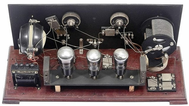 Innenleben eines Maxim Radios. Man sieht drei Radioröhren und verschiedene Verstärker. Innenleben eines Maxim Radios. Man sieht drei Radioröhren und verschiedene Verstärker.