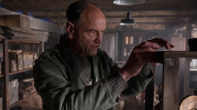 Filmszene: Wim van Maaren (Peter Cieslinski) spioniert herum Filmszene: Wim van Maaren (Peter Cieslinski) spioniert herum