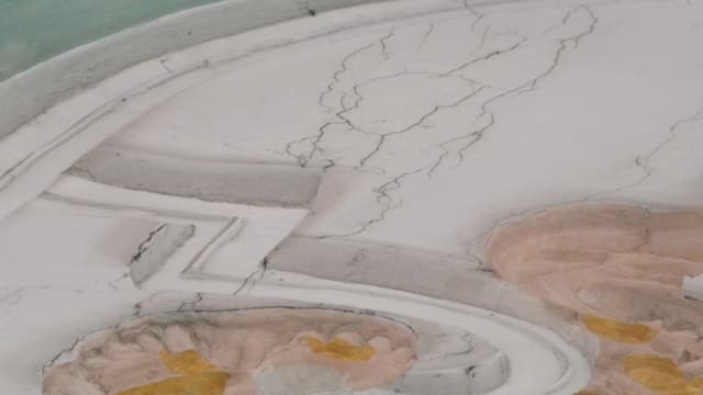 Die Risse in der Kirchendecke. Die Risse in der Kirchendecke.