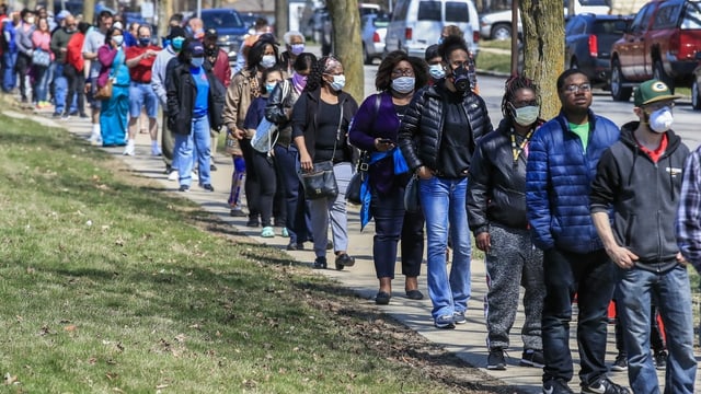Menschen mit Schutzmasken stehen Schlange Menschen mit Schutzmasken stehen Schlange