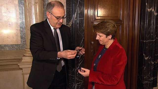 Amherd übernimmt von Parmelin einen historischen Schlüssel. Amherd übernimmt von Parmelin einen historischen Schlüssel.