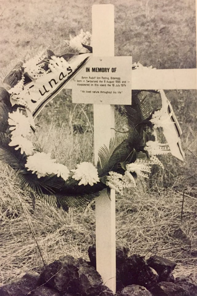 Kreuz mit Kranz auf schwarz-weiss Foto Kreuz mit Kranz auf schwarz-weiss Foto