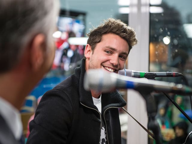 Didier Burkhalter und Bastian Baker in der JRZ-Glasbox Didier Burkhalter und Bastian Baker in der JRZ-Glasbox