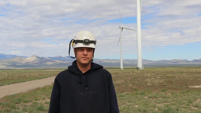 Dillon Bell, im Hintergrund zwei Windräder. Dillon Bell, im Hintergrund zwei Windräder.