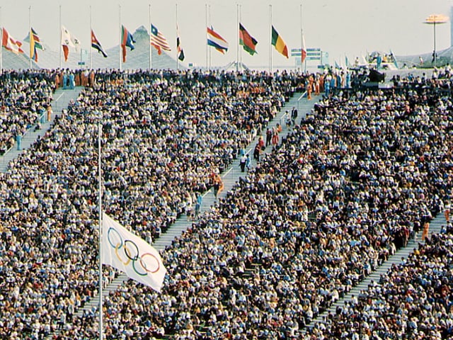 Die olympische Fahne weht auf Halbmast. Die olympische Fahne weht auf Halbmast.