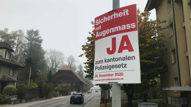 Plakat mit der Aufschrift Sicherheit mit Augenmass, Ja zum kantonalen Polizeigesetz Plakat mit der Aufschrift Sicherheit mit Augenmass, Ja zum kantonalen Polizeigesetz