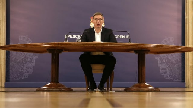 Vucic an einem Pult Vucic an einem Pult