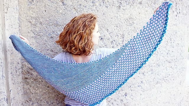 Eine Frau mit einem gestrickten Schal. Eine Frau mit einem gestrickten Schal.
