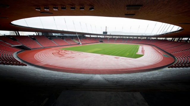 Leeres Letzigrundstadion von innen Leeres Letzigrundstadion von innen