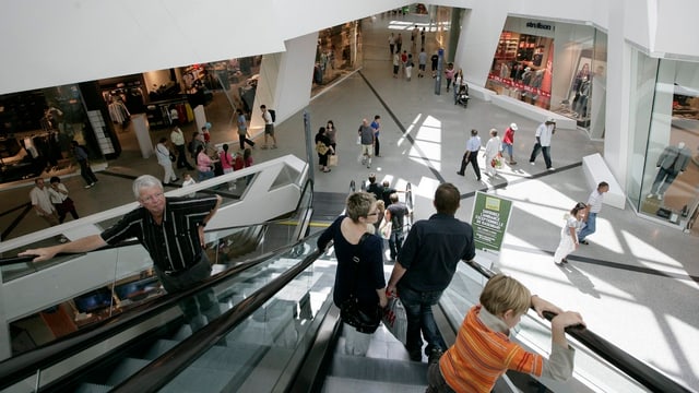 Kunden im Berner Einkaufszenerum Westside auf einer Rolltreppe Kunden im Berner Einkaufszenerum Westside auf einer Rolltreppe