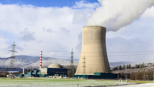 AKW Gösgen mit weisser Dampfwolke AKW Gösgen mit weisser Dampfwolke