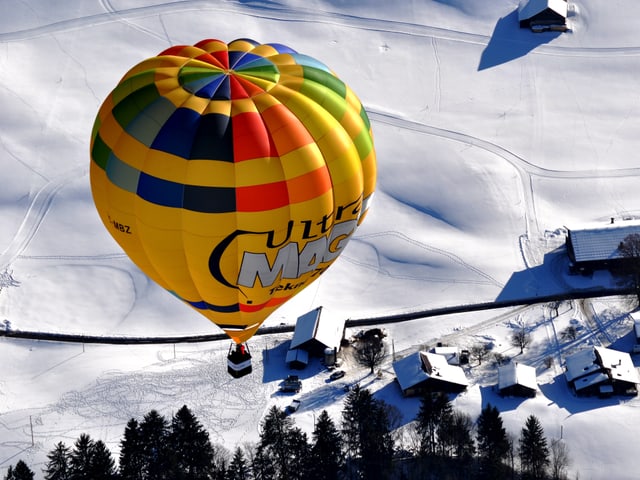 Heissluftballon in den Bergen.