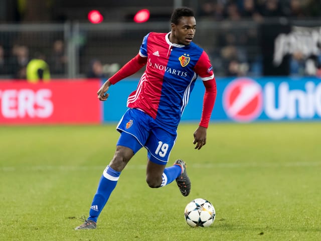 Dimitri Oberlin mit dem Ball am rechten Fuss. Dimitri Oberlin mit dem Ball am rechten Fuss.