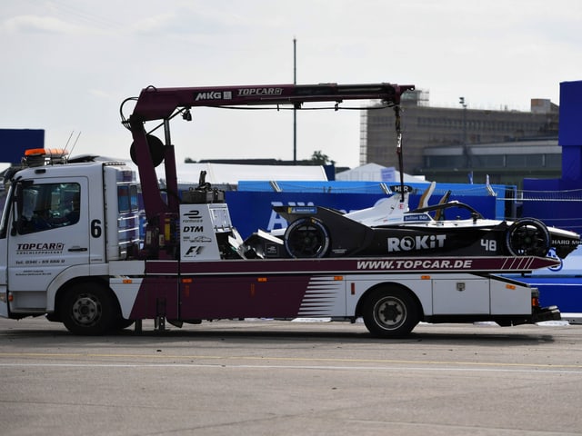 Beschädigter Wagen von Mortara wird abtransportiert. Beschädigter Wagen von Mortara wird abtransportiert.