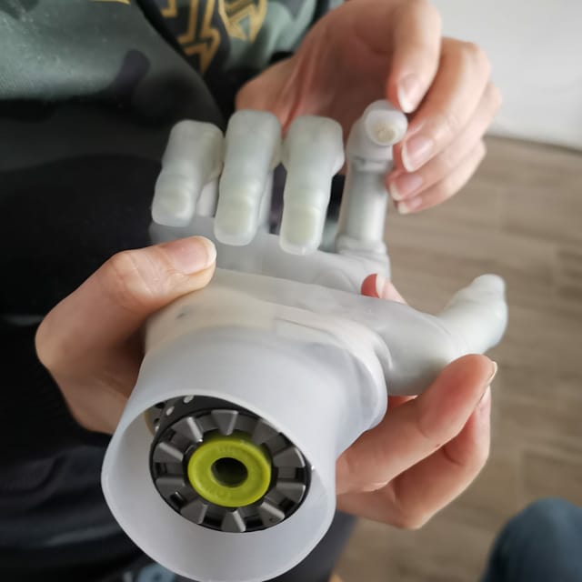 Die Handprothese, von hinten, weiss, halb-transparent, mit einer Art Kupplung. Die Handprothese, von hinten, weiss, halb-transparent, mit einer Art Kupplung.