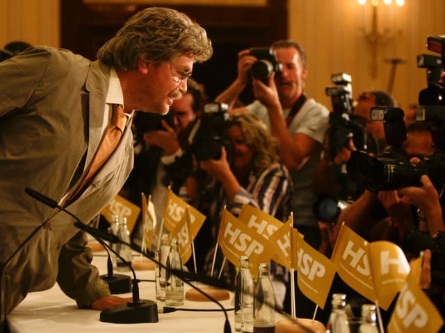 Hape Kerkeling, verkleidet als seine Kunstfigur Horst Schlämmer am Rednerpult mit Jounalisten. Hape Kerkeling, verkleidet als seine Kunstfigur Horst Schlämmer am Rednerpult mit Jounalisten.