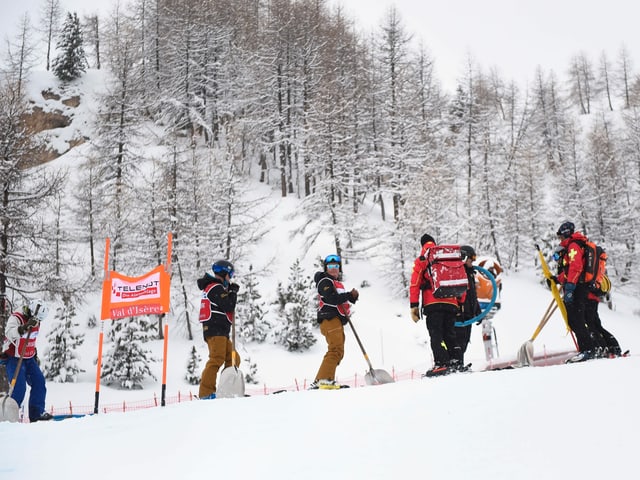 In den französischen Alpen hat es zu viel Schnee. In den französischen Alpen hat es zu viel Schnee.