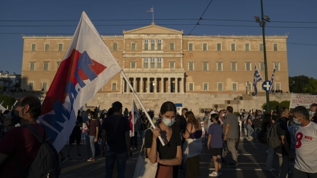 Die Reform des Arbeitsgesetzes in Griechenland war in den letzten Tagen von massiven Strassenprotesten begleitet. Während des 24-Stunden-Streiks stand am Mittwoch in Athen der öffentliche Verkehr so gut wie still. Die Reform des Arbeitsgesetzes in Griechenland war in den letzten Tagen von massiven Strassenprotesten begleitet. Während des 24-Stunden-Streiks stand am Mittwoch in Athen der öffentliche Verkehr so gut wie still.