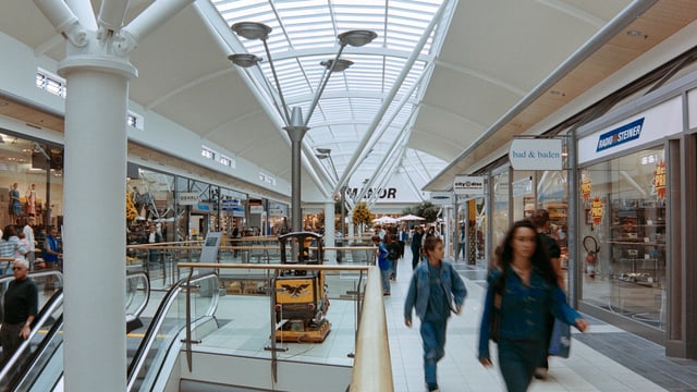 Blick in ein Shopping-Center mit Glasabdeckung im Dach. Blick in ein Shopping-Center mit Glasabdeckung im Dach.