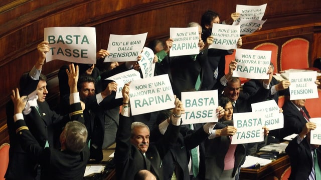 Parlamentsmitglieder der Lega Nord während einem Protest im Senat. Parlamentsmitglieder der Lega Nord während einem Protest im Senat.