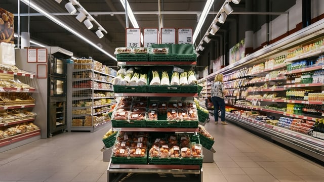 Einkaufen im Denner. Einkaufen im Denner.