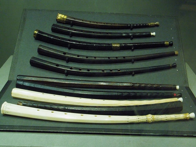 Historische Zinken: Mehrere gebogene, längliche Holzinstrumente Historische Zinken: Mehrere gebogene, längliche Holzinstrumente