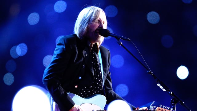 Ein Mann auf einer Bühne mit Gitarre. Ein Mann auf einer Bühne mit Gitarre.