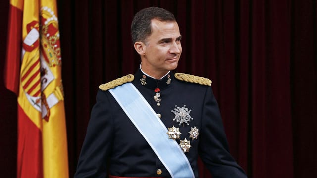 König Felipe steht vor dem Thron.