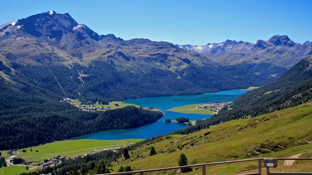 Tiefblauer Himmel und tiefblaue Seen im Oberengadin von der Trutzhütte aus. Tiefblauer Himmel und tiefblaue Seen im Oberengadin von der Trutzhütte aus.