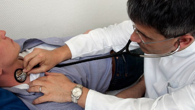 Arzt bei der Untersuchung eines Patienten Arzt bei der Untersuchung eines Patienten