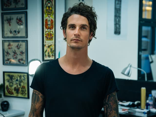 Patrick Seabase fährt mit seinem Fixie über Pässe. Ich begleite ihn aber zu einem Tattoo-Termin. Er zeigt mir, was man machen kann, wenn einem eine Tätowierung nicht mehr gefällt. Ohne zu lasern. Und jep, wir führen das Interview während dem Stechen. Autsch.