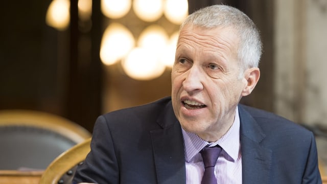 Politiker mit Anzug und Krawatte im Parlament. Politiker mit Anzug und Krawatte im Parlament.