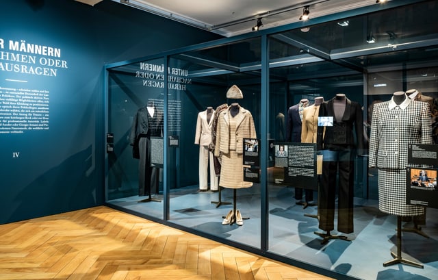 Unter Männern - Ausstellung «Robes Politiques – Frauen Macht Unter Männern - Ausstellung «Robes Politiques – Frauen Macht