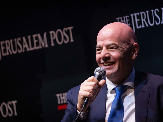 Gianni Infantino spricht in eine Mikrofon. Gianni Infantino spricht in eine Mikrofon.