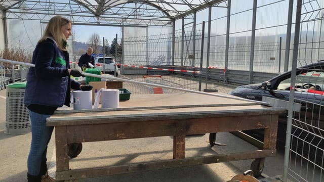 Zwei Meter Abstand: Warenübergabe und elektronische Zahlung werden per Stab gemeistert. Zwei Meter Abstand: Warenübergabe und elektronische Zahlung werden per Stab gemeistert.