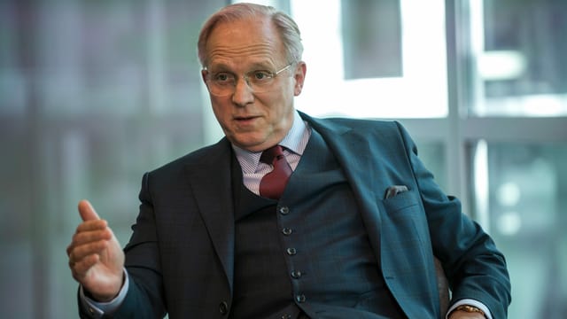 Hans-Werner Brockmann setzt im Sitzungszimmer zu einer Rede an. Hans-Werner Brockmann setzt im Sitzungszimmer zu einer Rede an.
