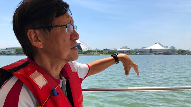 Eugen Heng auf einem Boot sitzend mit Schutzweste Eugen Heng auf einem Boot sitzend mit Schutzweste