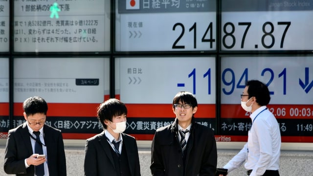 Japaner vor Bildschirm. Japaner vor Bildschirm.