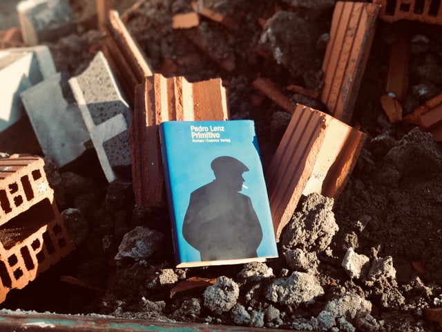 «Primitivo» von Pedro Lenz liegt auf einem Schutthaufen auf einer Baustelle «Primitivo» von Pedro Lenz liegt auf einem Schutthaufen auf einer Baustelle