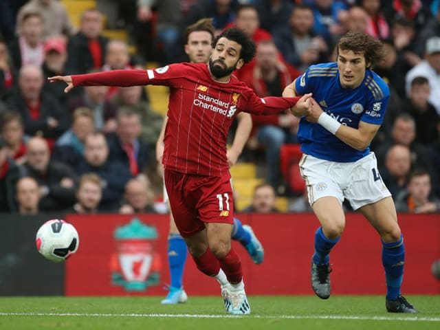 Leicester-Verteidiger Caglar Söyüncü hält Mohamed Salah zurück. Leicester-Verteidiger Caglar Söyüncü hält Mohamed Salah zurück.